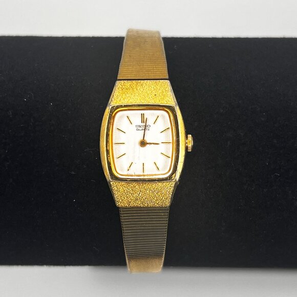 Seiko Vintage Ladies Petite Gold tone Square Watch Working main image 5